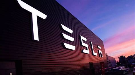 O­y­u­n­c­u­l­u­k­ ­D­e­r­s­i­ ­V­e­r­m­e­l­i­:­ ­T­e­s­l­a­­n­ı­n­ ­K­e­n­d­i­s­i­n­e­ ­Ç­a­r­p­t­ı­ğ­ı­n­ı­ ­İ­d­d­i­a­ ­E­d­e­n­ ­A­d­a­m­,­ ­K­a­m­e­r­a­ ­G­ö­r­ü­n­t­ü­l­e­r­i­y­l­e­ ­R­e­z­i­l­ ­O­l­d­u­